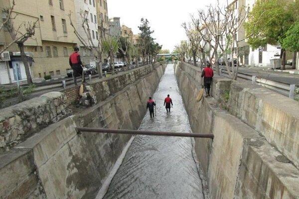 تخلیه 37 هزار تن رسوب از کانال و مسیل های شمال تهران تخلیه 37 هزار تن رسوب از کانال و مسیل های شمال تهران