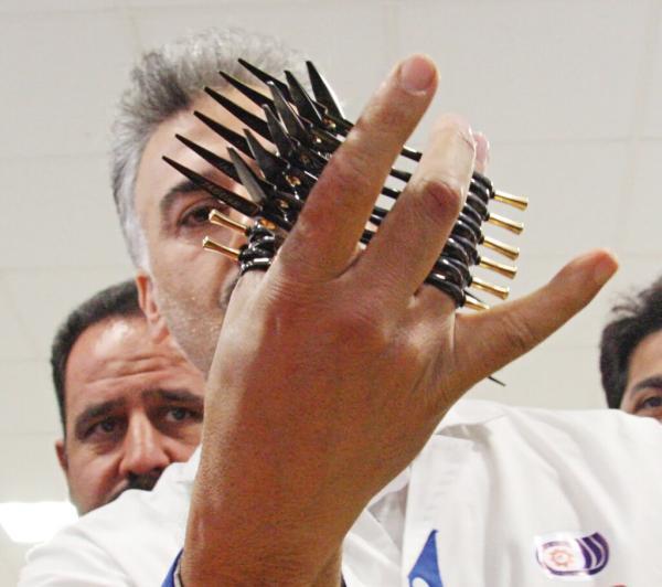 باور نکردنی اما واقعی ، این آرایشگر ایرانی می تواند با استفاده همزمان از یازده قیچی موی افراد را کوتاه کند