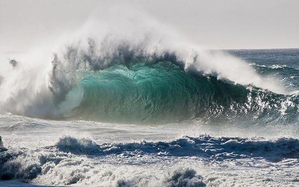 افزایش ارتفاع موج در دریای خزر تا 1.5 متر، احتمال غرق شدن شناگران